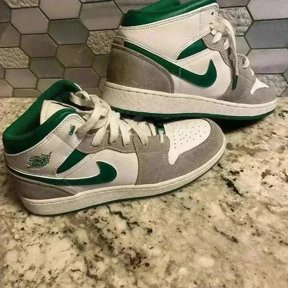 Air Jordan 1 Med SE In Pine Green size 6.5Y - Picture 3 of 8